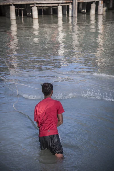 Koh Perak Малайзія Червня 2018 Року Людина Ходьбі Мілкій Воді — стокове фото