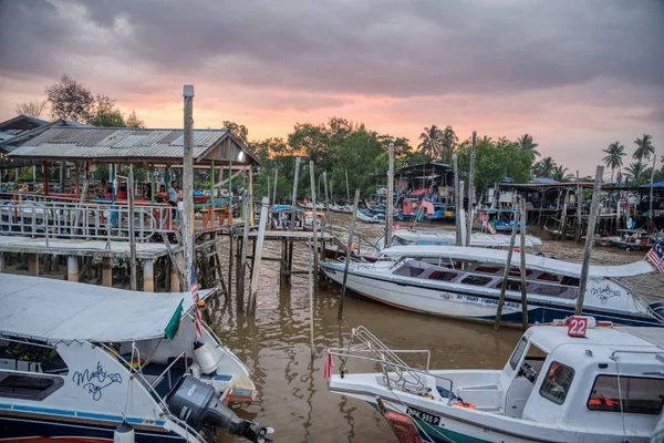 Kuala Selangor Malaysia Oktober 2018 Turister Väntar Färjeturen Att Korsa — Stockfoto