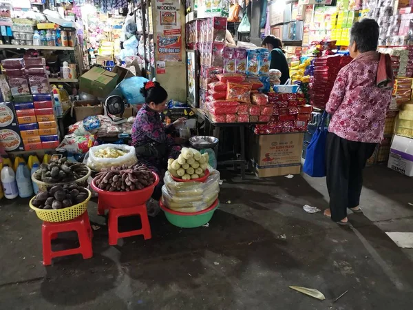 아침에 Sihanoukville 캄보디아에서 시장에 상인의 판매자의 — 스톡 사진