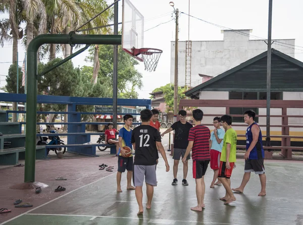 Grupo Adolescente Chino Jugando Baloncesto Parque Público — Foto de Stock