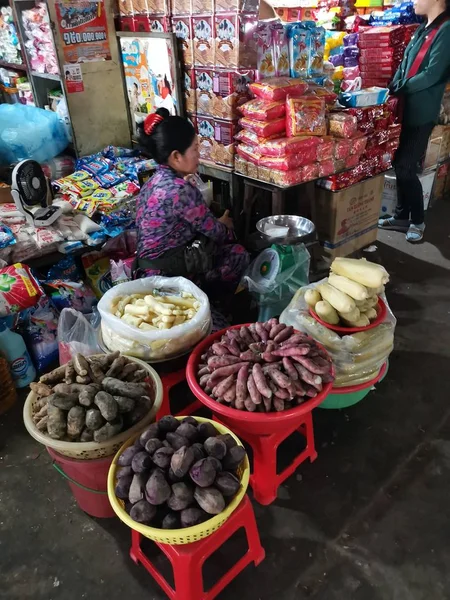 Szene Von Händlern Verkäufern Und Menschen Auf Dem Nassen Markt — Stockfoto