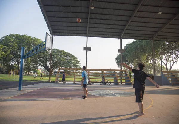 Groupe Chinois Adolescent Jouer Basket Ball Public Parc — Photo