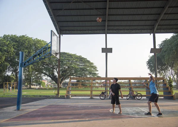 Çince Genç Basketbol Kamu Park Oynarken Grup — Stok fotoğraf