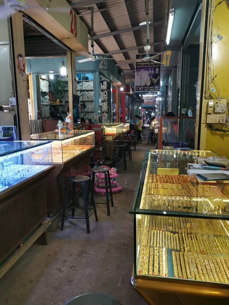 Kuyumcu Görevli Bir Dizi Dükkan Sihanoukville Şehir Ana Islak Pazar — Stok fotoğraf