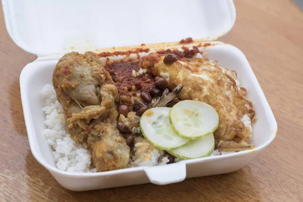 Nasi Lemak Ayam Dengan Telur — Stok Foto