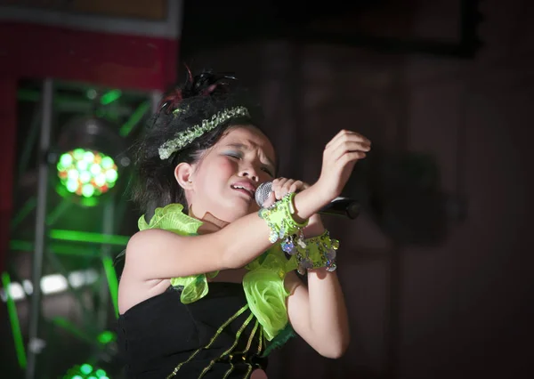 Anak Anak Cina Melakukan Karaoke — Stok Foto