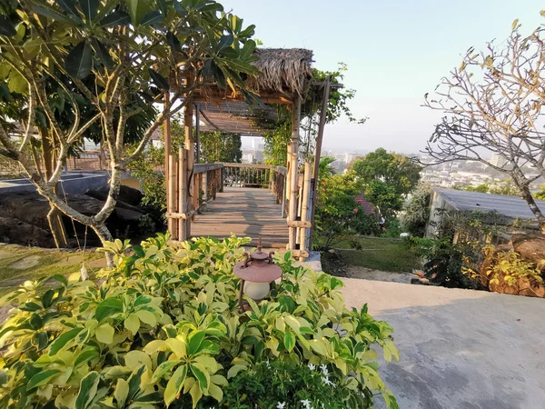 Сиануквиль Камбоджа 2019 Деревянный Мост Гостей Отеля Пройдет Через Зал — стоковое фото