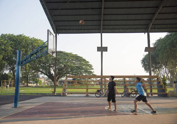 Çince Genç Basketbol Kamu Park Oynarken Grup — Stok fotoğraf