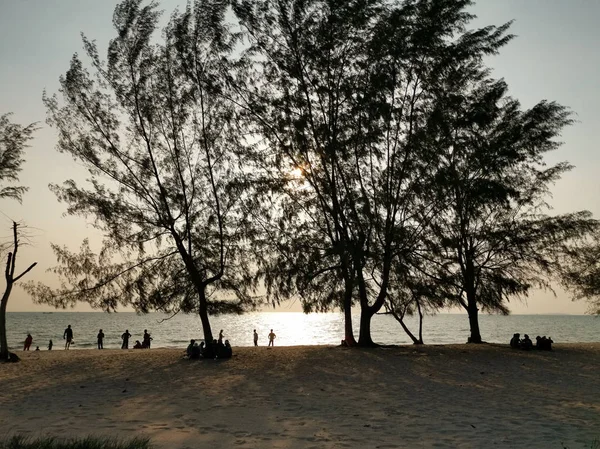 Menschen Spazieren Abends Strand — Stockfoto