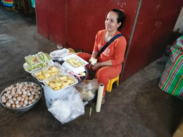 Scena Commerciante Venditore Persone Mercato Bagnato Della Città Sihanoukville Cambogia — Foto Stock