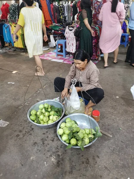 売り手と早朝にシアヌークビル カンボジアの都市のウェット マーケットの人々 のシーン — ストック写真