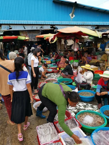 売り手と早朝にシアヌークビル カンボジアの都市のウェット マーケットの人々 のシーン — ストック写真