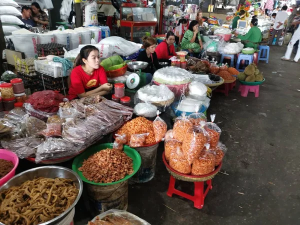 清晨在柬埔寨西哈努克市的城市湿点上的商人和人们的场景 — 图库照片