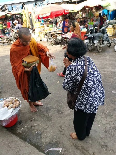 Sihanoukville Cambogia Febbraio 2019 Una Devota Donna Offerto Sacchetto Cibo — Foto Stock