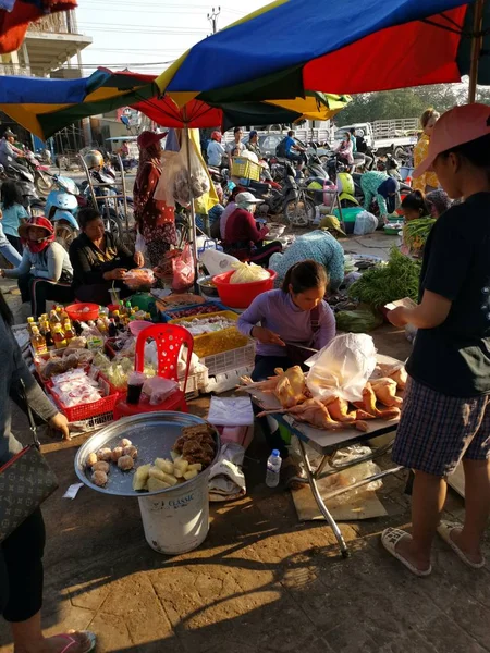 아침에 Sihanoukville 캄보디아에서 시장에 상인의 판매자의 — 스톡 사진