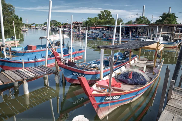卢穆特 佩拉克 马来西亚 2018年6月1日 河口港 村民们在佩尔马坦居住和停泊船只 — 图库照片