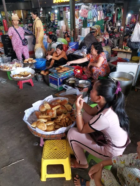 売り手と早朝にシアヌークビル カンボジアの都市のウェット マーケットの人々 のシーン — ストック写真