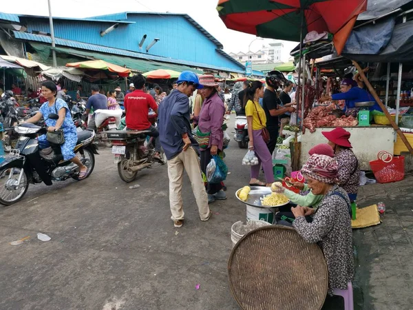 Scena Handlowiec Sprzedawca Ludzi Mokrych Rynku Miasta Sihanoukville Cambodia Wczesnym — Zdjęcie stockowe