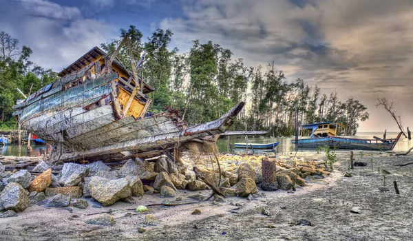 Ztroskotaná Opuštěná Loď Vlevo Pláže — Stock fotografie