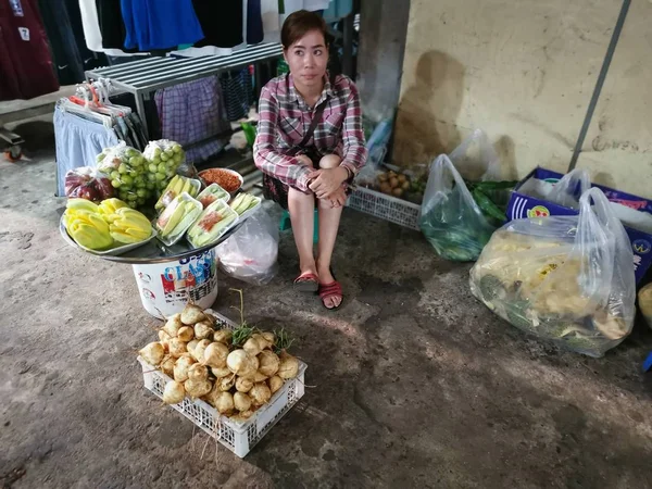 Szene Von Händlern Verkäufern Und Menschen Auf Dem Nassen Markt — Stockfoto