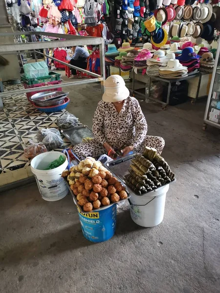 Szene Von Händlern Verkäufern Und Menschen Auf Dem Nassen Markt — Stockfoto