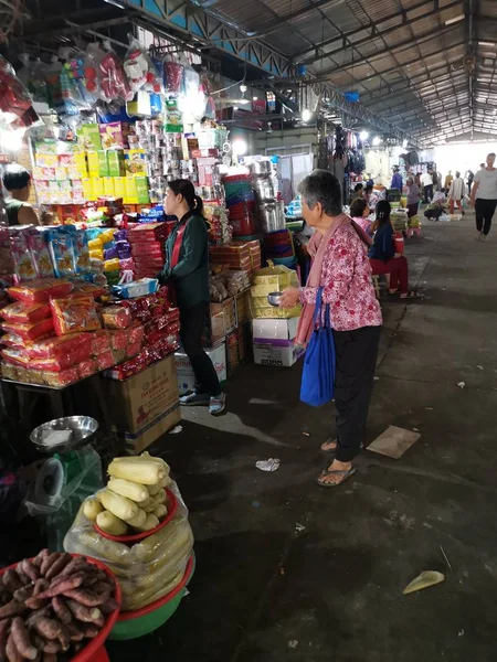 売り手と早朝にシアヌークビル カンボジアの都市のウェット マーケットの人々 のシーン — ストック写真