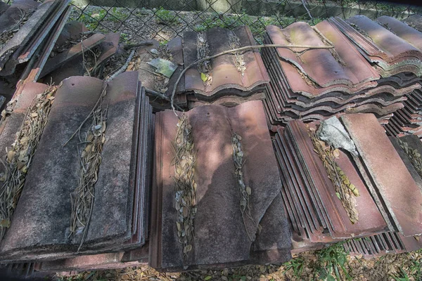 Alte Verlassene Dachziegel — Stockfoto