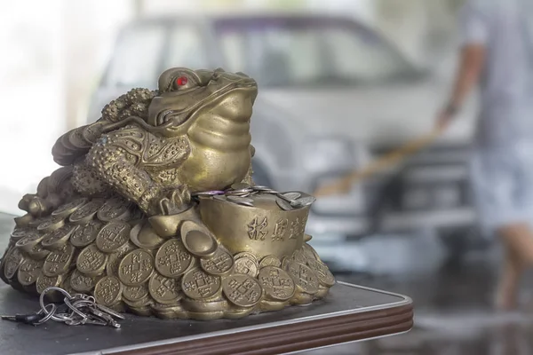 欢迎来到繁荣 用普通话写在陶瓷青蛙雕像上 — 图库照片
