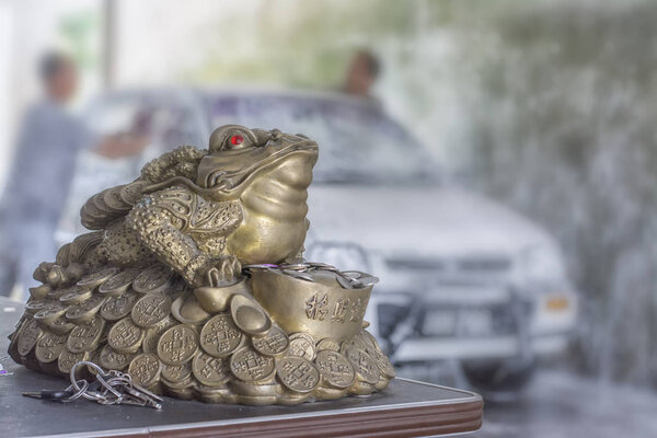 "Welcome to prosperity" in mandarin written all over the ceramic frog statue. 