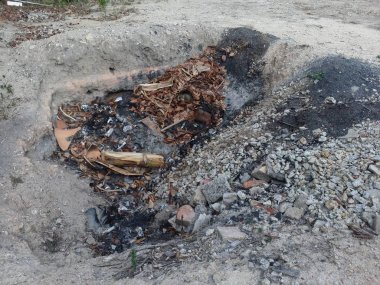 yanan bahçe istenmeyen israf için kazılmış zemin