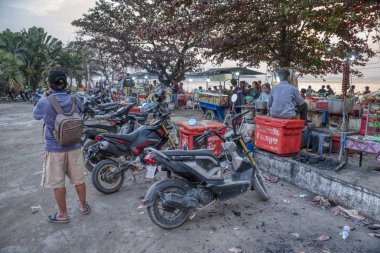 Sihanoukville, Kamboçya. 25 Şubat 2019 : Sihanoukville şehrinde Phe sokak yanındaki plaj boyunca egzotik deniz ürünleri satan meşgul hawkers sahnesi.