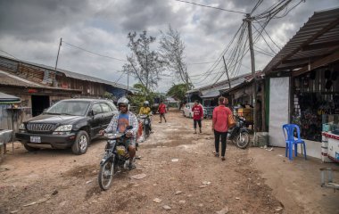 Sihanoukville, Kamboçya. 26 Şubat 2019: Sihanoukville Balıkçı Köyü'nde işlek yol boyunca kasvetli bir hava sahnesi.