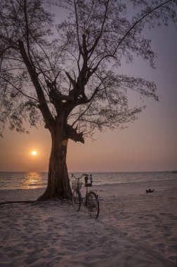 Sihanoukville, Kamboçya - 26 Şubat 2019: Ziyaretçiler Otres Plajı'nda sahilde gezinirken güzel gün batımı altın saat sahnesi