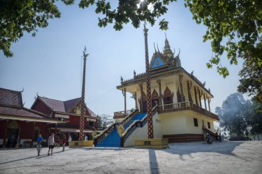 Sihanoukville, Kamboçya. 27 Şubat 2019: Wat Leu tapınağının ortasında yer alan ana tapınağın görkemli bina görünümü.