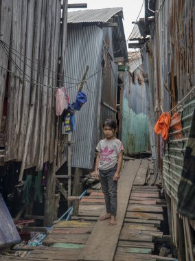 Sihanoukville, Kamboçya. 25 Şubat 2019 : Sihanoukville balıkçı Köyü'ndeki kalaks evlerinden çıkan küçük kızın sahnesi.