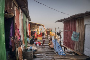 Sihanoukville, Kamboçya. 26 Şubat 2019 : Sihanoukville Balıkçı Köyü'nde aileleriile birlikte yaşayan balıkçılar için ahşap ev ve tahta sokak platformu conditon ve sahne. .