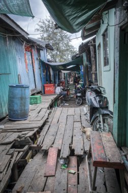 Sihanoukville, Kamboçya. 26 Şubat 2019 : Sihanoukville Balıkçı Köyü'nde aileleriile birlikte yaşayan balıkçılar için ahşap ev ve tahta sokak platformu conditon ve sahne. .