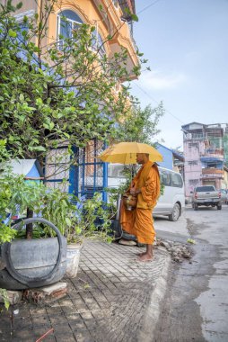 Sihanoukville, Kamboçya - 26 Şubat 2019: Budist keşiş Tomnob Rolork Caddesi'ndeki evin önünde inananlardan yardım yemeği ve saygı alıyor