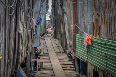Sihanoukville, Kamboçya. 25 Şubat 2019 : Sihanoukville balıkçı Köyü'ndeki balıkçı evi veya evleri boyunca yaşayan insanların yaşam tarzının sahnesi.