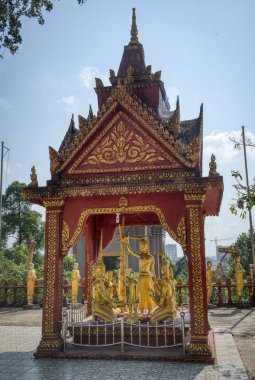 Sihanoukville, Kamboçya - 27 Şubat 2019: Wat Krom tapınağında takipçileri heykellerle çevrili Buda Heykeli