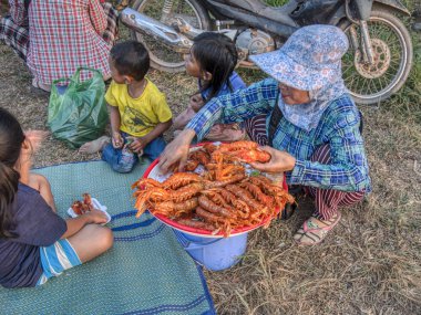 Sihanoukville, Kamboçya. 26 Şubat 2019 : Ocheteal plajında turistlere deniz ürünleri satmak için plaj parkında yerel hawkers sahne.