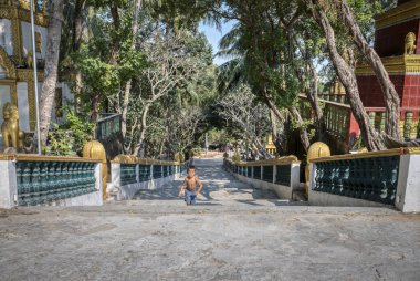 Sihanoukville, Kamboçya. 27 Şubat 2019: Wat Leu tapınağında yılan şeklinde beton raylı görkemli beton merdiven.