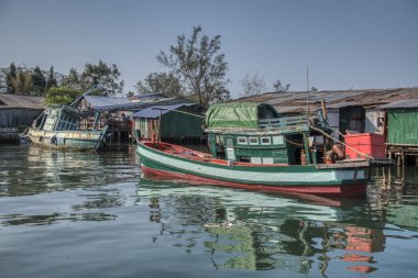 Sihanoukville, Kamboçya - 27 Şubat 2019: Sihanoukville Balıkçı Köyü'nde denize açılmadığında rıhtımda limanbalıkçı teknelerinin limanının sahnesi