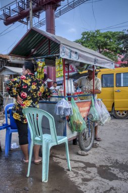 Sihanoukville, Kamboçya. 26 Şubat 2019 : Ocheteal plajında ziyaretçilere abur cubur ve içecek satışı için plaj parkında yerel hawkers sahne.