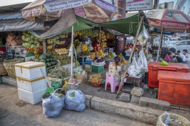 Sihanoukville, Kamboçya. 26 Şubat 2019 : Ocheteal plajında ziyaretçilere taze meyve satan plaj parkında yerel şahinlerin sahnesi.