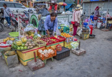 Sihanoukville, Kamboçya. 26 Şubat 2019 : Ocheteal plajında turistlere çeşitli meyve satmak için sahil parkında yerel şahinlerin sahnesi.