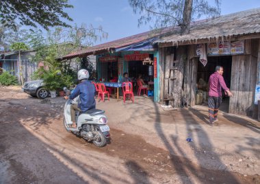 Sihanoukville, Kamboçya. 25 Şubat 2019 : Sihanoukville balıkçı Köyü'ndeki balıkçı evi veya evleri boyunca yaşayan insanların yaşam tarzının sahnesi.