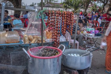 Sihanoukville, Kamboçya. 25 Şubat 2019 : Sihanoukville şehrinde Phe sokak yanındaki plaj boyunca egzotik deniz ürünleri satan meşgul hawkers sahnesi.