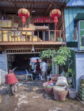 Sihanoukville, Kamboçya. 25 Şubat 2019 : Sihanoukville balıkçı Köyü'ndeki balıkçı evi veya evleri boyunca bulunan dükkandan birinin sahnesi.