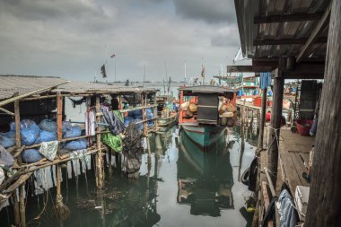 Sihanoukville, Kamboçya. Şubat 27,2019: Sihanoukville Balıkçı Köyü'nde denize açılmadığında rıhtım da balıkçı tekneleri limanının sahnesi.  